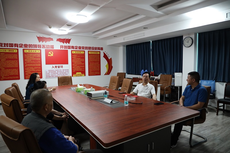 农业集团党委委员、副总经理陈根荣到粮油集团慰问困难党员