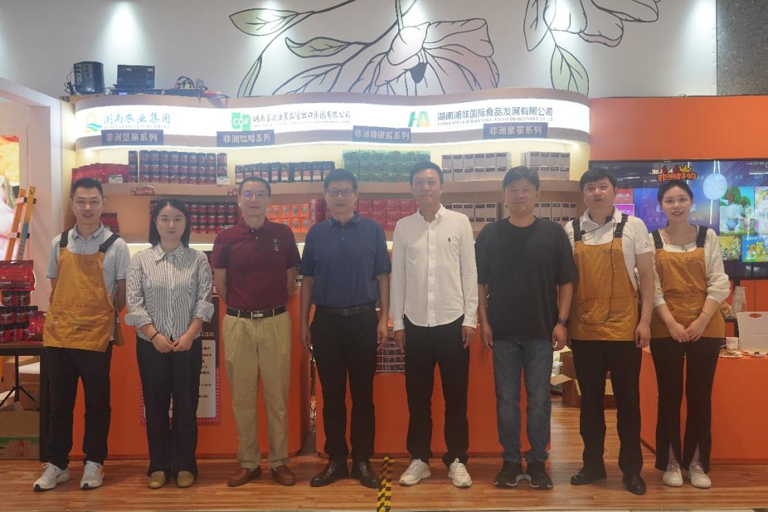 湖南农业集团党委书记、董事长龚小波一行到粮油进出口集团“非洲好物快闪店”调研并看望慰问一线员工
